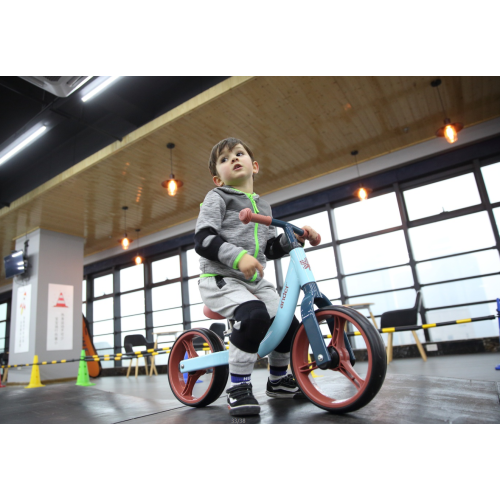 Mini bicicletas de equilibrio con el pie empujado